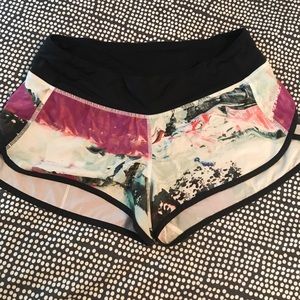 Lululemon Speed Shorts - 2.5 “  sz 6